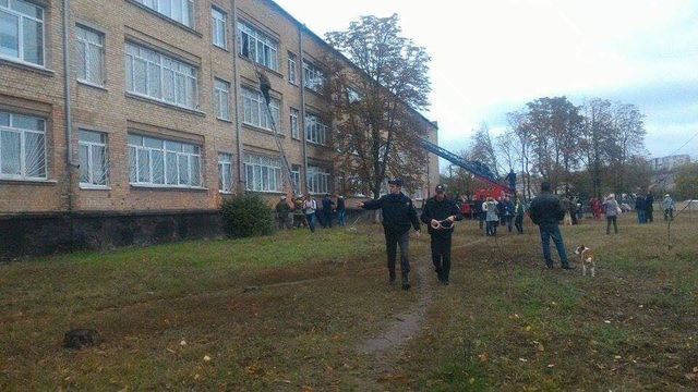 Эвакуировали 589 учеников, некоторых — по пожарным лестницам. Фото: Дмитрий Ценов