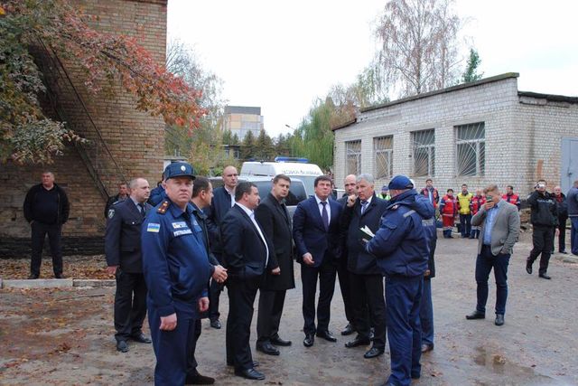 Эвакуировали 589 учеников, некоторых — по пожарным лестницам. Фото: Дмитрий Ценов