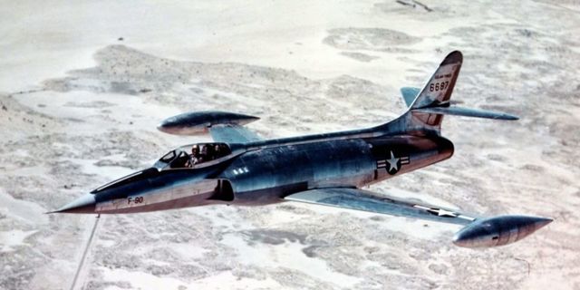 Lockheed XF-90, 1949. Этот самолёт создавался в качестве истребителя для дальних перелётов, способного осуществлять эскорт бомбардировщиков. Lockheed взяла дизайн у P-80 Shooting Star, но вместо одного двигателя и прямых крыльев экипировала истребитель двумя реактивными двигателями J34. XF-90 показал неплохую манёвренность, но проиграл тендер конкурентам.<br />
