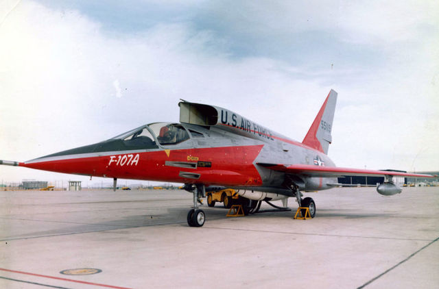 North American F-107, 1956. ВВС США требовался большой истребитель-бомбардировщик, способный переносить ядерные снаряды, и F-107 был одним из самых удачных вариантов, основанных на F-100. Испытания прошли удачно, но военные выбрали конкурирующую модель F-105 Thunderchief.