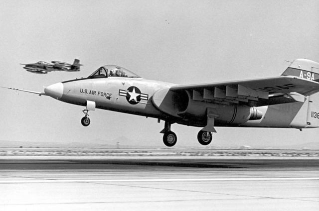 Northrop YA-9, 1972. Создавался как самолёт без особых изысков — простой, недорогой и способный нести на себе 30-мм пулемёт Гатлинга. Конкурировал со знаменитым истребителем Fairchild A-10. Хотя YA-9 полностью отвечал всем требованиям, его нужно было немного доработать, а A-10 оказался сразу готов к производству.