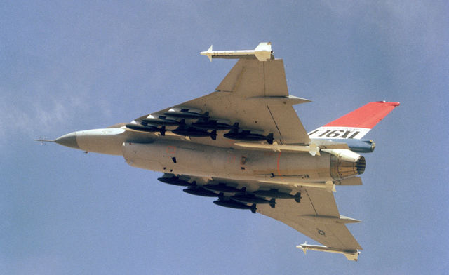 General Dynamics F-16XL, 1982. На замену F-111 требовался самолёт, способный оказать тяжёлую огневую поддержку. За основу был взят F-16, но с изменённой формой крыла для возможности переносить больший вес и оставаться стабильным на высокой скорости и низкой высоте. Его обошёл F-15E за счёт двух двигателей против одного и, опять же, команды из двух человек.<br />
