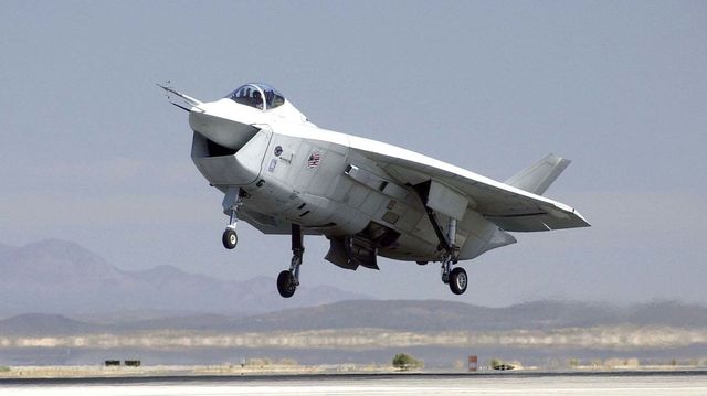 Boeing X-32A/B, 2000. Участвовал в состязании истребителей Joint Strike, выступая против X-35, созданного Lockheed. X-32 был представлен двумя моделями — обычной и с системой короткого разгона и вертикального приземления. Его конкурент же мог в любой момент переключаться между разными режимами взлёта/приземления, за счёт чего и взял верх.<br />
