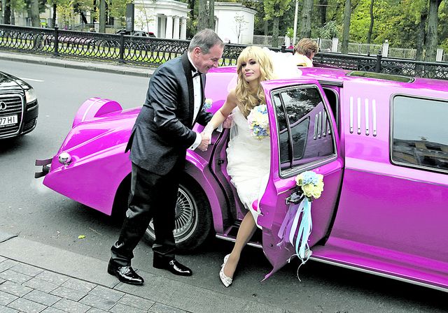 Ярко. Мишель и Елена приехали к собору на розовом лимузине | Фото: Александр Яремчук