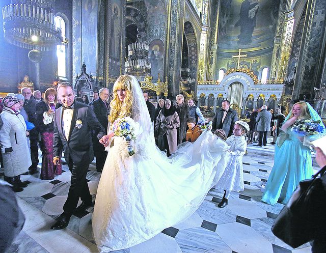 Наряды. Жених был одет в смокинг с бабочкой, а невеста выбрала пышное платье с длинным шлейфом | Фото: Александр Яремчук