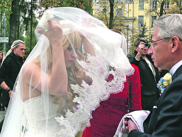 Перед церемонией. Невеста заметно нервничала | Фото: Александр Яремчук