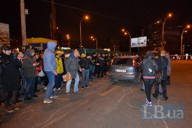 <p>Активісти зібралися біля скандальної забудови на Героїв Дніпра. Фото: Макс Требухов</p>