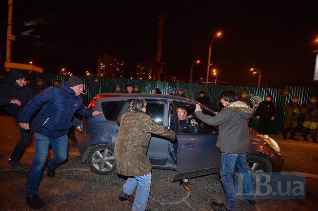 <p>Активісти зібралися біля скандальної забудови на Героїв Дніпра. Фото: Макс Требухов</p>