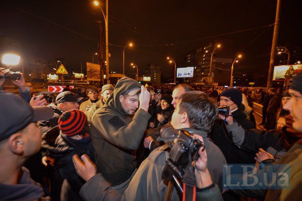 Активисты собрались возле скандальной застройки на Героев Днепра. Фото: Макс Требухов
