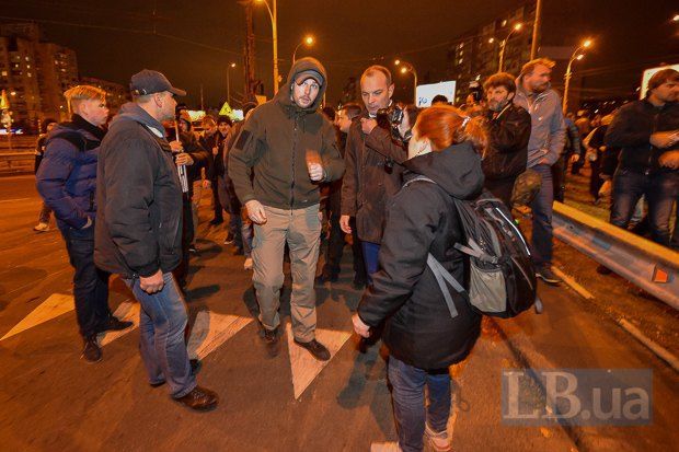 Активисты собрались возле скандальной застройки на Героев Днепра. Фото: Макс Требухов