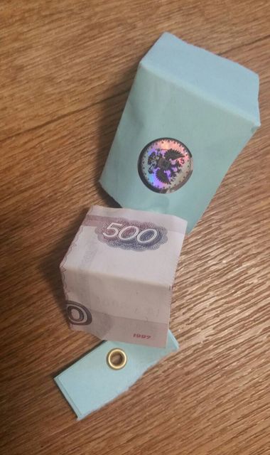 Деньги в конвертиках. Фото издания 