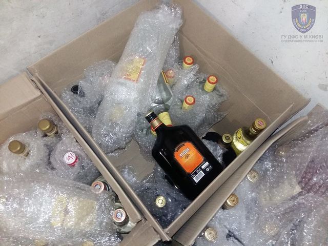 Поддельный алкоголь продавали в магазины и кафе. Фото: ГФС Украины