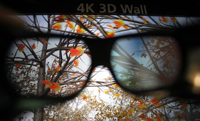 Просмотр 3D-фильмов в кино может быть утомителен и не в последнюю очередь из-за неудобных пластиковых очков. Но уже сейчас существует технология, позволяющая избавиться от них и наслаждаться 3D-эффектом без 