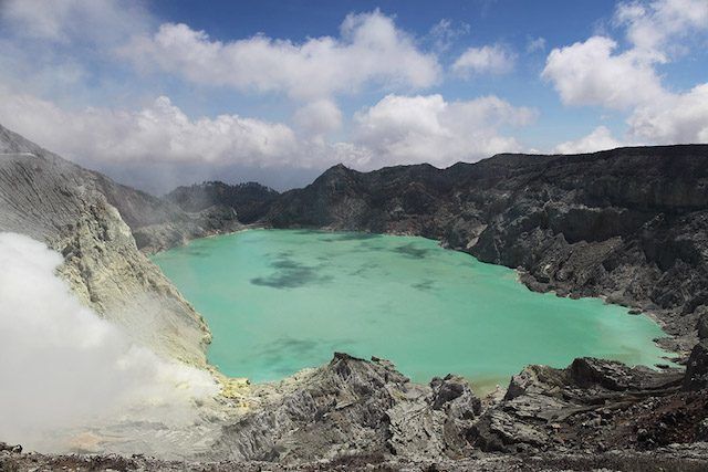 Кавах Иджен, Индонезия. Воды кратерного озера на вершине вулкана Иджен выглядят голубыми, но на деле это никакая не вода, а концентрированная соляная кислота. Даже воздух вокруг озера ядовит, и к нему не рекомендуется приближаться без противогаза. Это, впрочем, не останавливает местных жителей, добывающих серу из шахты на склоне вулкана.