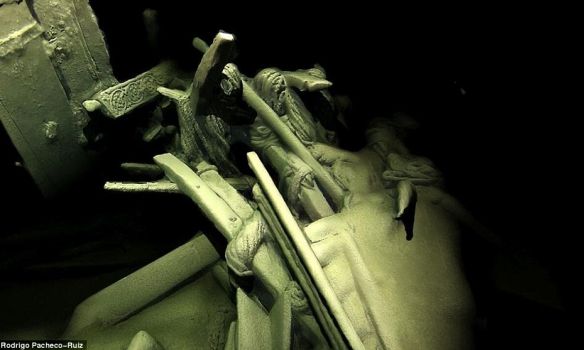 Фото: Daily Mail  На дне Черного моря нашли древние корабли 2