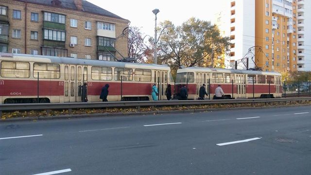 В Киеве второе утро подряд – "трамвайная пробка" | Фото: Александр Марущак