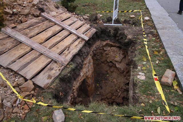 Археологи раскопали в исторической части Житомира старинное подземелье и монеты. Фото: Zhitomir.info