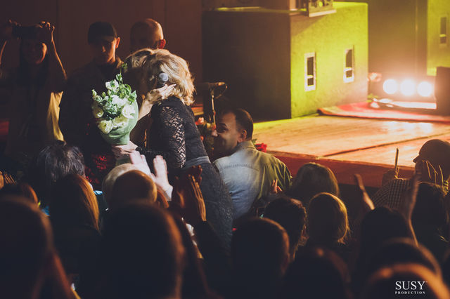 Loboda со сцены поздравила своих родителей с 35-ой годовщиной свадьбы