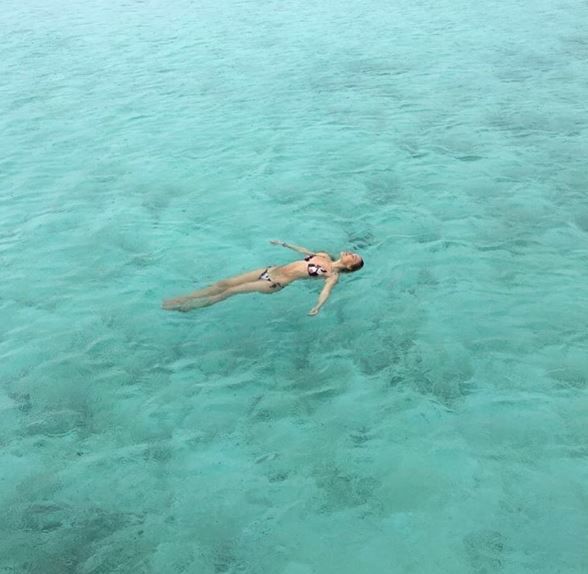 <p>Модель відпочиває на морі. Фото: instagram.com/barrefaeli</p>