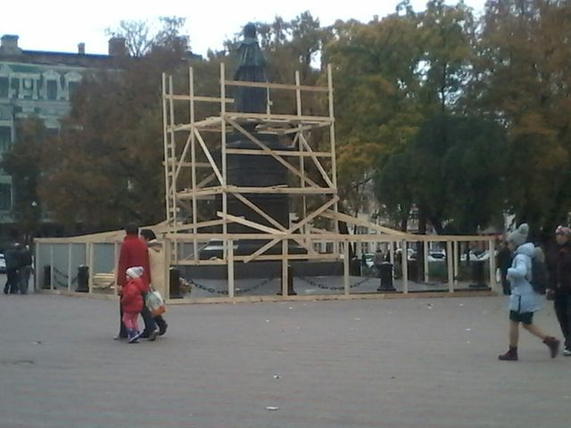 <p>Пам'ятник графу Михайлу Воронцову готують до реконструкції. Фото: Поліна Мординська</p>