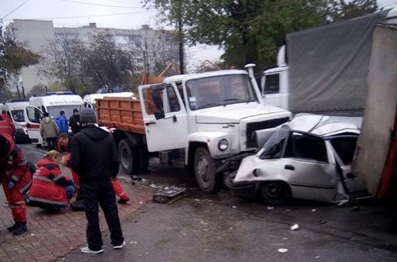 <p>П'ятеро людей постраждали в масштабній ДТП у Вінниці. Фото: поліція</p>