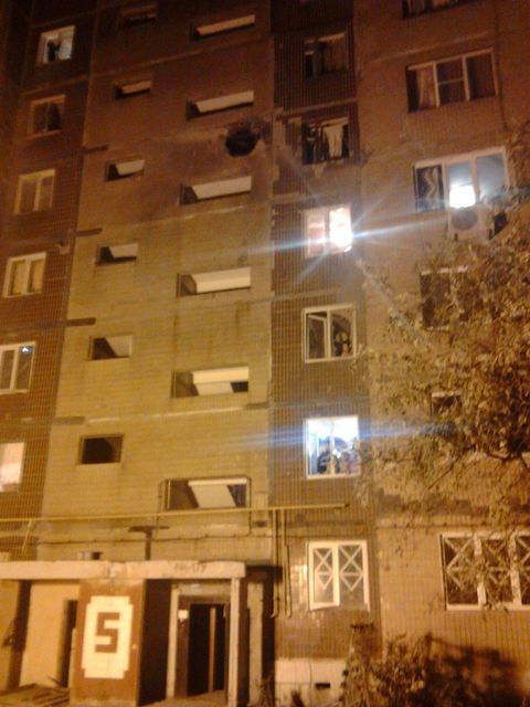 <p>Макіївка потрапила під обстріл: зруйновані будинки, є жертви, фото Twitter</p>
