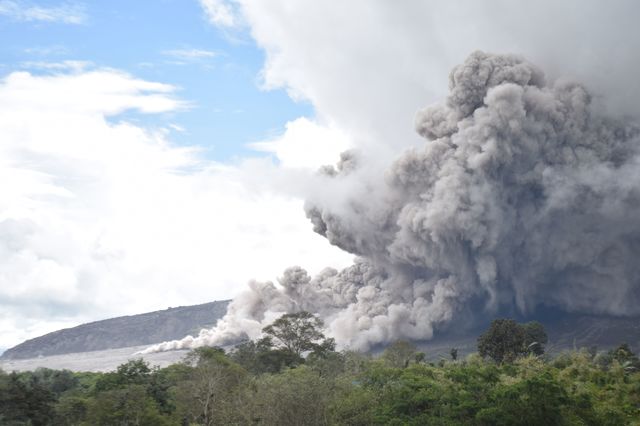 На Суматре (Индонезия) вулкан Синабунг выбросил несколько столбов пепла и ядовитого газа. Зоной отчуждения объявлена территория в радиусе  семи километров. Власти готовы эвакуировать местных жителей. Фото: AFP<br />
