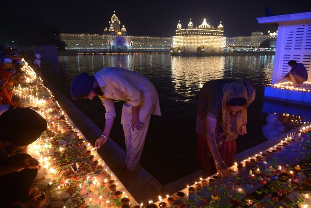В Индии отметили праздник Дивали, во время которого на улицах запускают многочисленные салюты и фейерверки. Фото: AFP