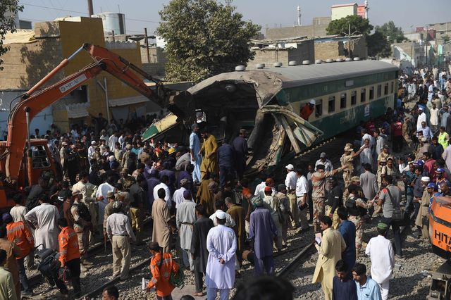 В Пакистане столкнулись два пассажирских поезда. По последним данным, 18 человек погибли и более 40 были ранены. В обоих поездах могли находиться до 1000 пассажиров. На месте ЧП прибыли медики спасатели, которые работают с людьми.  Спасательные службы извлекли из поезда всех людей, которые оказались заблокированы в результате  инцидента. Фото: AFP