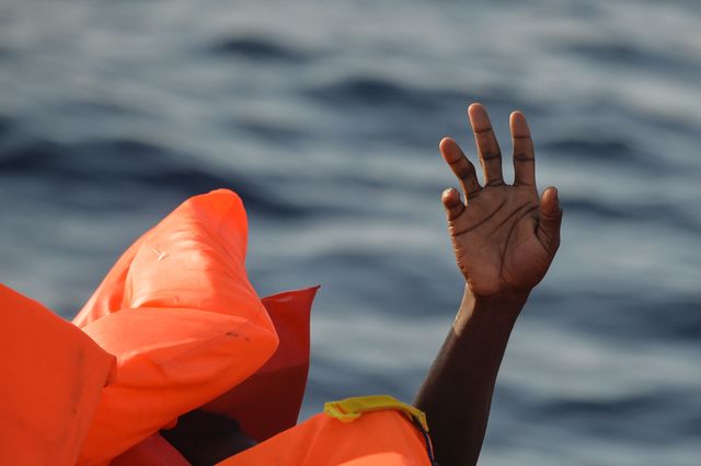 Близько 240 мігрантів потонули в результаті двох аварій корабля біля берегів Лівії, повідомили чиновники міграційної служби. Передбачається, що біженці намагалися переплисти Середземне море на надувних човнах. Фото: AFP