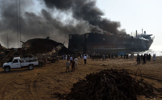 В Пакистане в результате взрыва нефтяного танкера на заводе по утилизации кораблей погибло уже 20 человек и более 130 рабочих считаются пропавшими без вести. Фото: AFP
