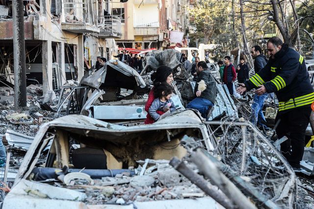 В Турции  на воздух взлетел заминированный автомобиль. Погибли восемь человек, еще 40 пострадали. Фото: AFP