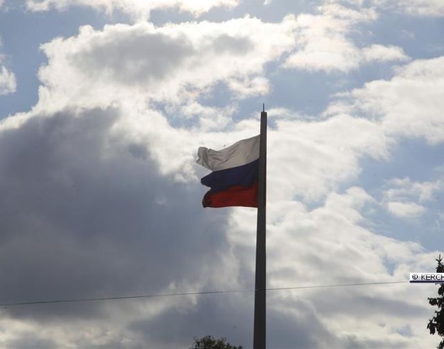 Флаг изрядно обтрепался. Фото: kerch.com.ru