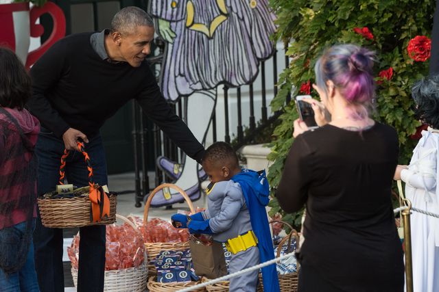 Барак и Мишель Обама отпраздновали свой последний Хеллоуин в Белом доме, фото AFP