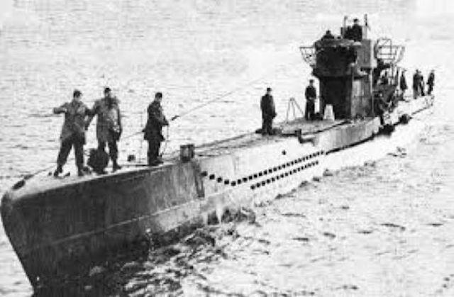 Німецький підводний човен U-1206 був дивом техніки. Навіть його туалет був високотехнологічним – нечистоти під високим тиском скидалися прямо в воду. До туалету додавалася складна інструкція, яку за легендою проігнорував командир Карл Шлітт. В результаті океанська вода потрапила в акумуляторний відсік, почав виділятися хлор, а екіпаж став задихатися. Підводний човен сплив і тут же потрапив під бомбардування британської авіації.