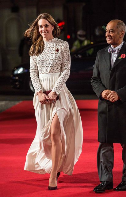<p>Кейт Міддлтон і Періс Хілтон в однакових сукнях. Фото: AFP</p>