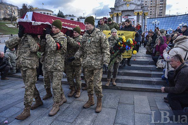 <p>На Майдані Незалежності пройшла церемонія прощання із загиблими бійцями. Фото: lb.ua / автор Олег Петрасюк</p>