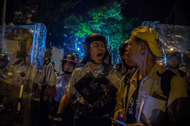 <p>Протести в Гонконзі: поліція застосувала перцевий газ, фото AFP</p>