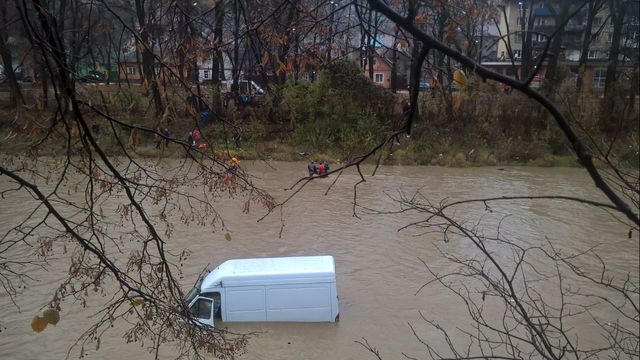 Машина после падения в реку. Фото: zk.npu.gov.ua