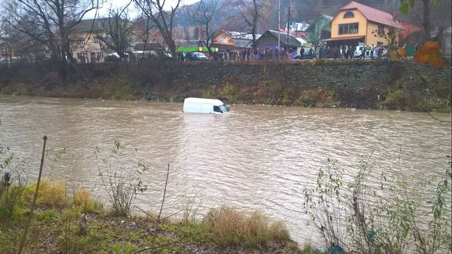 Машина после падения в реку. Фото: zk.npu.gov.ua