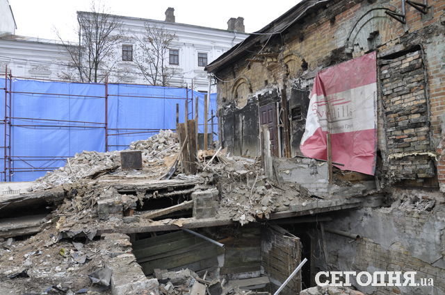 Так выглядят руины, оставшиеся на месте здания. Фото: Мила Князьская-Ханова, Сегодня.ua