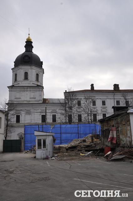 Так выглядят руины, оставшиеся на месте здания. Фото: Мила Князьская-Ханова, Сегодня.ua
