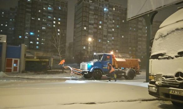 <p><span>Комунальники борються з наслідками снігопаду в Києві. Фото: Дмитро Білоцерківець Facebook</span></p>