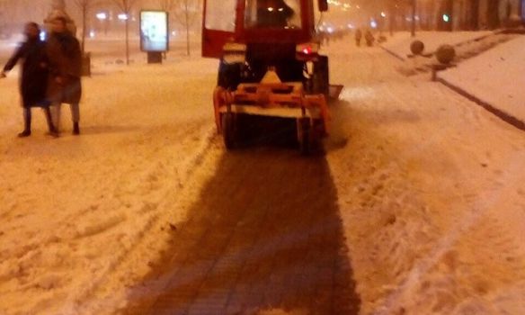 Коммунальщики борются с последствиями снегопада в Киеве.  Фото: Дмитрий Белоцерковец Facebook