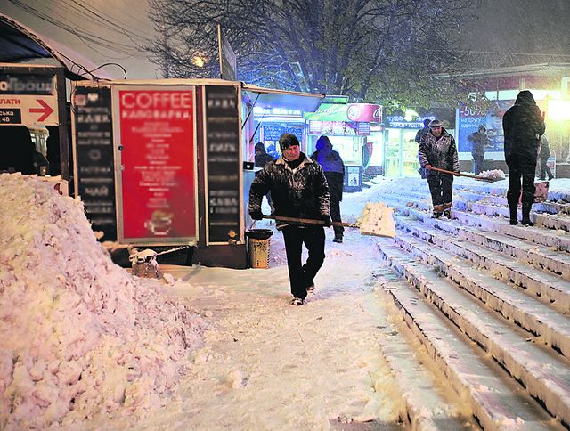 Снігопад. До вечора двірники почали прибирати сніг з тротуарів | Фото: Олександр Яремчук
