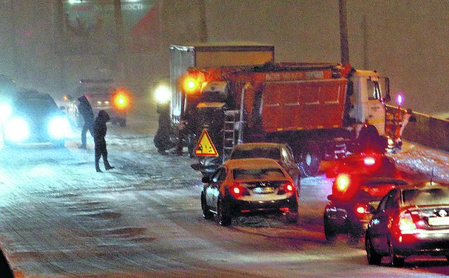 Уборка. Снегоуборочная техника буксовала на дороге, создавая заторы | Фото: Александр Яремчук