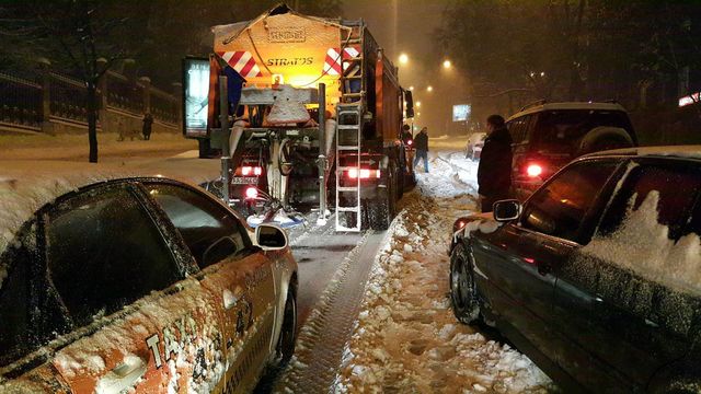 <p>У Києві команда активістів звільняє авто зі снігового полону</p> | Фото: Влад Антонов