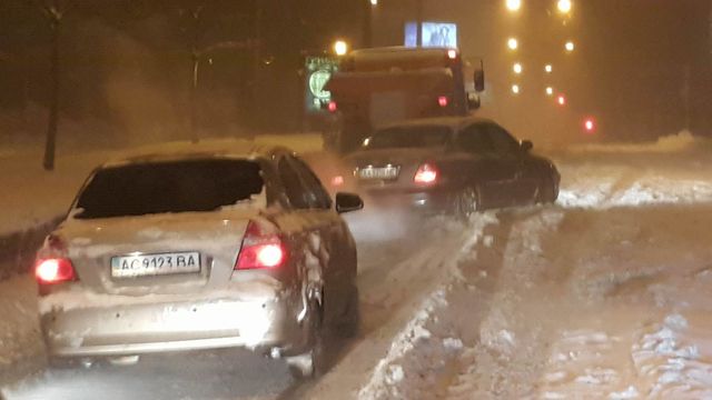 В Киеве команда активистов освобождает авто из снежного плена | Фото: Влад Антонов