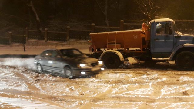 В Киеве команда активистов освобождает авто из снежного плена | Фото: Влад Антонов
