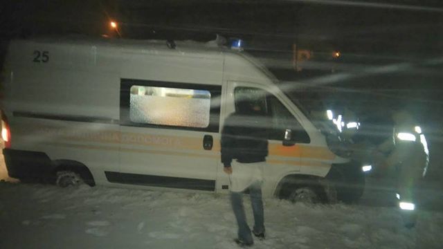 <p>Чернівці в снігу. Фото: ДСНС, molbuk.ua</p>